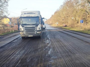 У селі біля Луцька ремонтують дорогу. ФОТО