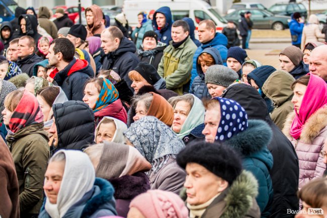 «Силою нашу церкву ніхто не забере»: як у Луцьку прихильники УПЦ (МП) на майдан вийшли. ФОТОРЕПОРТАЖ