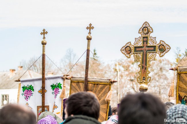 «Силою нашу церкву ніхто не забере»: як у Луцьку прихильники УПЦ (МП) на майдан вийшли. ФОТОРЕПОРТАЖ