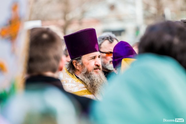 «Силою нашу церкву ніхто не забере»: як у Луцьку прихильники УПЦ (МП) на майдан вийшли. ФОТОРЕПОРТАЖ