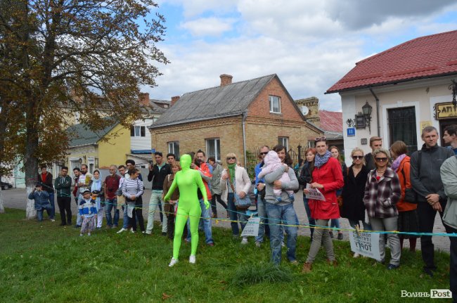 З хлібом, горілкою та кров’ю: у Луцьку відкрили фестиваль театрів. ФОТО