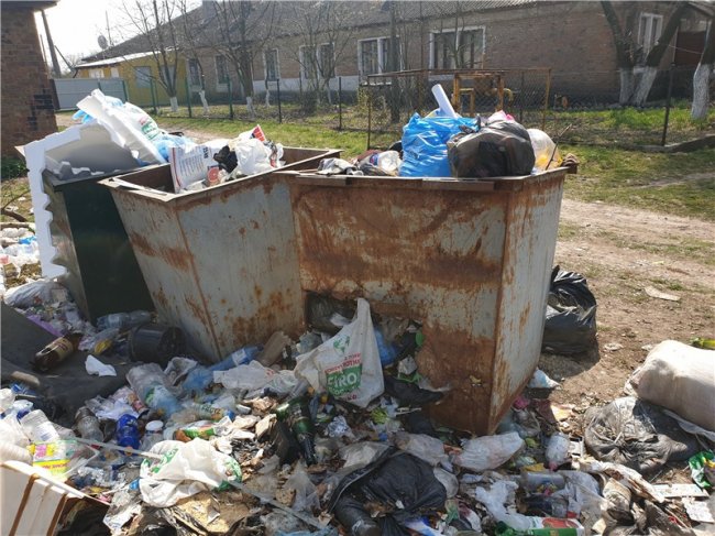 Сморід та антисанітарія: у місті на Волині три тижні не вивозять сміття. ФОТО