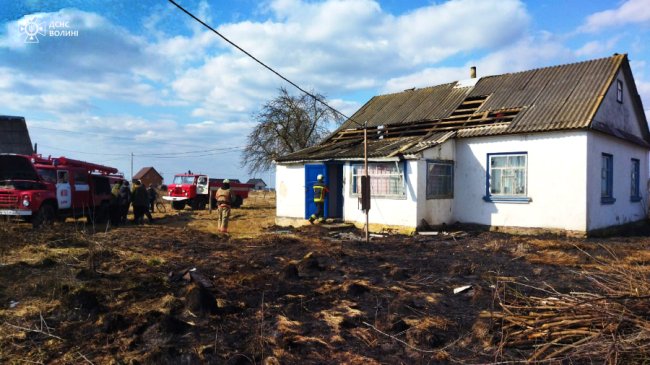 На Волині горіли три житлові будинки та суха трава