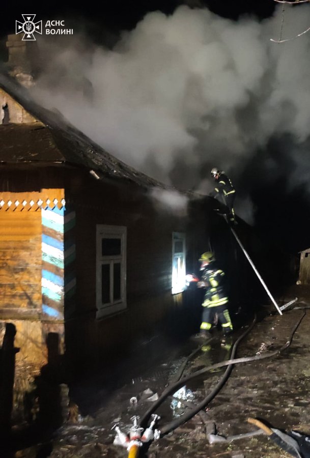 На Волині горіли три житлові будинки та суха трава