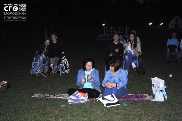 У Луцьку під відкритим небом дивилися «За двома зайцями». ФОТО