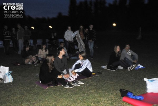 У Луцьку під відкритим небом дивилися «За двома зайцями». ФОТО