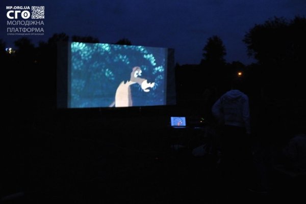 У Луцьку під відкритим небом дивилися «За двома зайцями». ФОТО