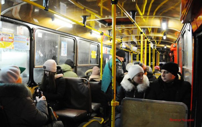 Передсвятковий вечір у засніженому Луцьку. ФОТО