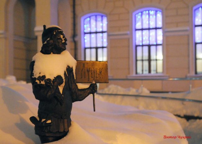 Передсвятковий вечір у засніженому Луцьку. ФОТО