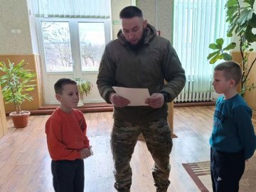 Сини загиблого бійця з Волині отримали подяку від побратимів батька 