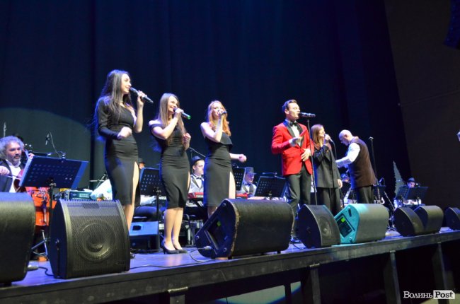 Новорічні хіти та казкова енергетика: як лучан розважали LeoBand Orchestra. ФОТОРЕПОРТАЖ