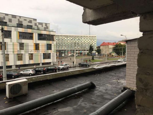 У Луцьку водій «влетів» у паркан біля розважального центру. ФОТО