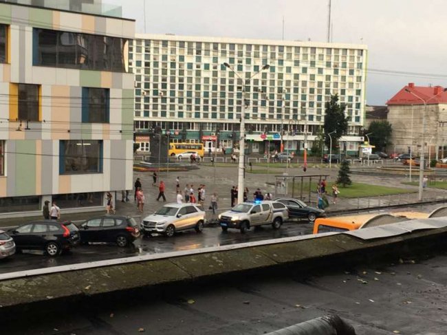 У Луцьку водій «влетів» у паркан біля розважального центру. ФОТО