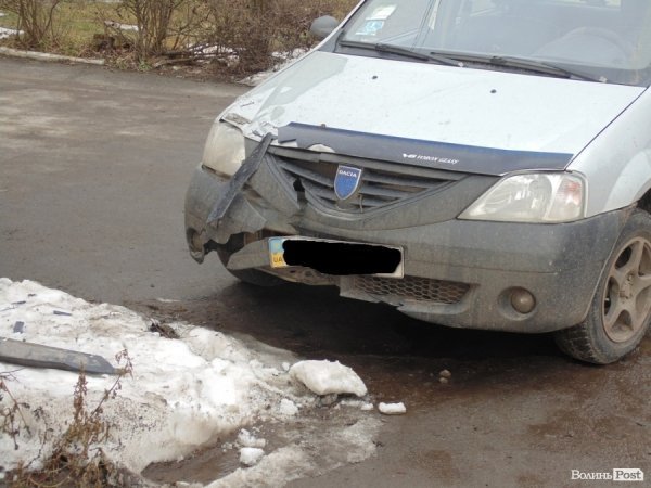 Аварія в Луцьку: авто в'їхало в рекламний щит. ФОТО