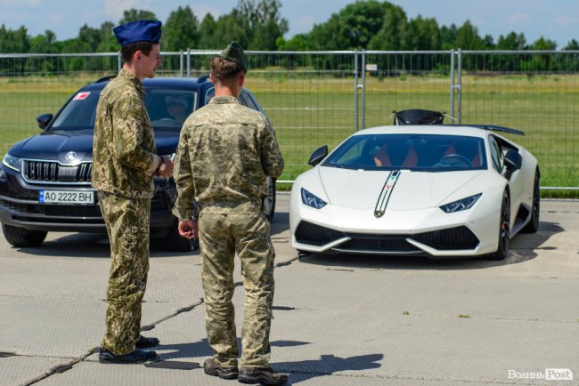 У Луцьку стартували видовищні змагання дрег-рейсерів. ФОТО