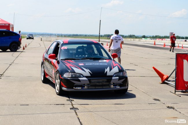 У Луцьку стартували видовищні змагання дрег-рейсерів. ФОТО