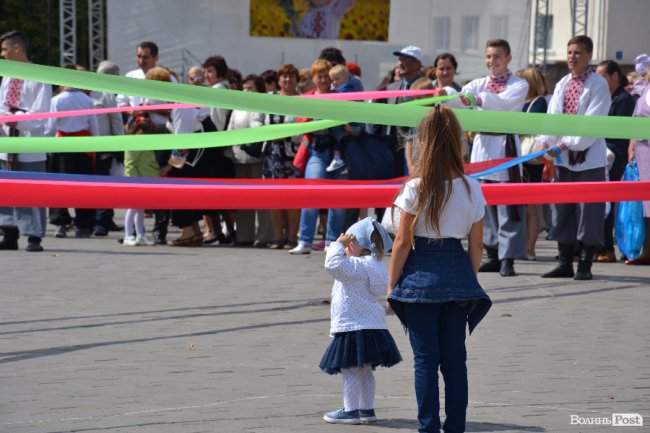 Лучани у вишиванках створили «живий» віночок