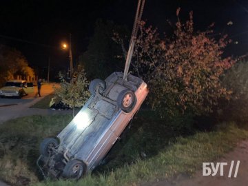 ДТП на Волині: ВАЗ злетів з дороги та перекинувся на дах. ФОТО