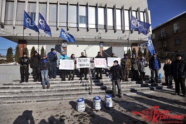 Активісти вилили лайно під двері «Інтера». ФОТО. ВІДЕО