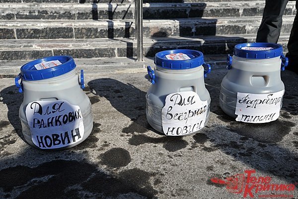 Активісти вилили лайно під двері «Інтера». ФОТО. ВІДЕО