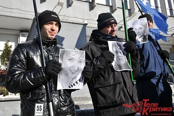 Активісти вилили лайно під двері «Інтера». ФОТО. ВІДЕО