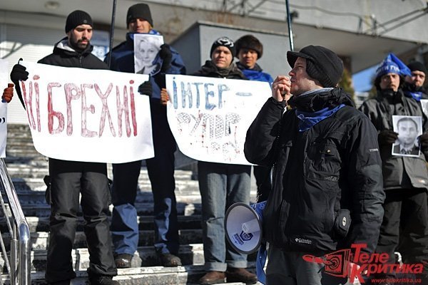 Активісти вилили лайно під двері «Інтера». ФОТО. ВІДЕО