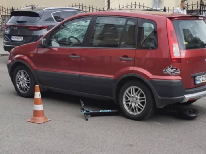 ДТП у Луцьку: водій легковика наїхав на дівчат на самокаті