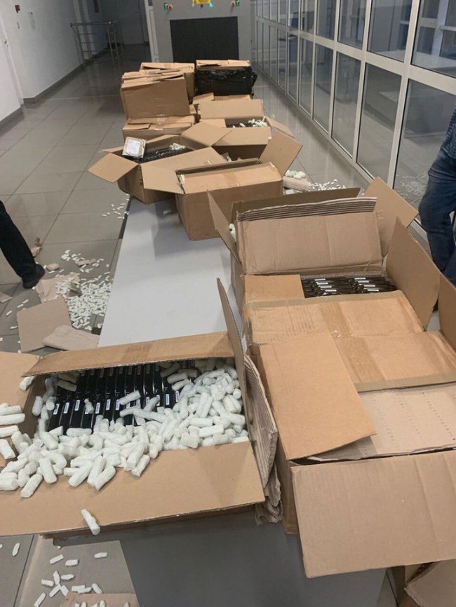 Водій автобуса хотів незаконно провезти через «Ягодин» 20 коробок з дисками