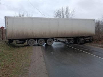 Поблизу Луцька – ДТП: фура перекрила в'їзд у село. ФОТО. ОНОВЛЕНО