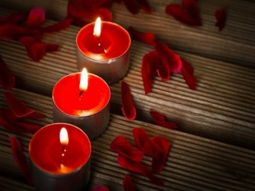 Масаж, свічки та Durex Elite: чим ще доповнити романтичний вечір*