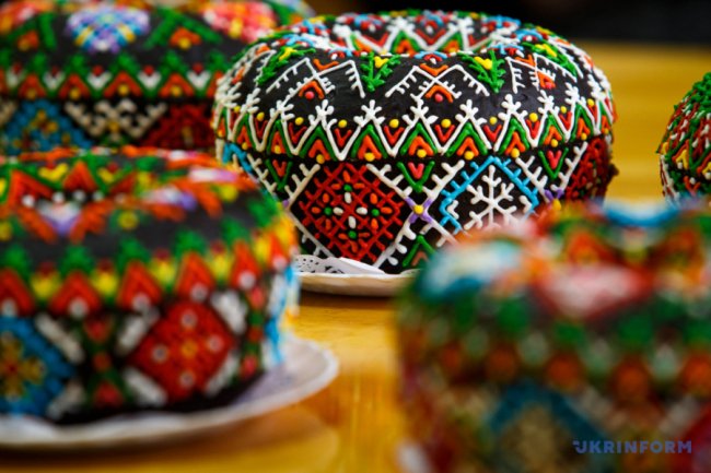 Солодка вишиванка: на Закарпатті молодятам замість короваю печуть медяник. ФОТО