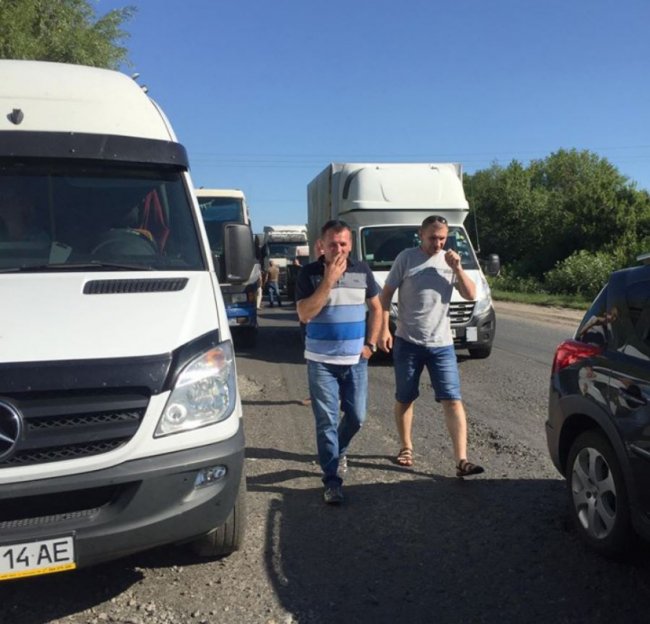 Поблизу Луцька через ремонт великий затор. ФОТО