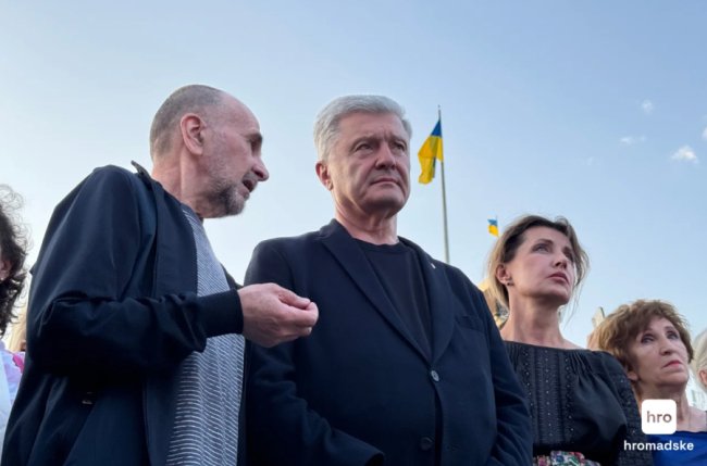 У Львові триває прощання з Андрієм Парубієм, в Києві також зібралися сотні людей. ФОТО