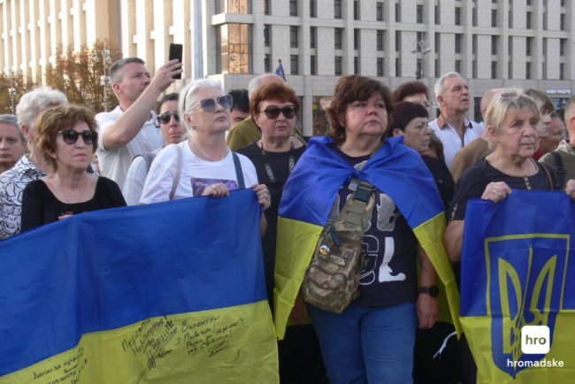 У Львові триває прощання з Андрієм Парубієм, в Києві також зібралися сотні людей. ФОТО