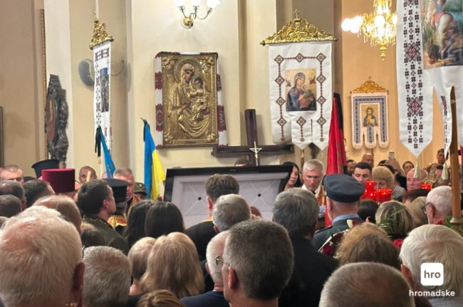 У Львові триває прощання з Андрієм Парубієм, в Києві також зібралися сотні людей. ФОТО