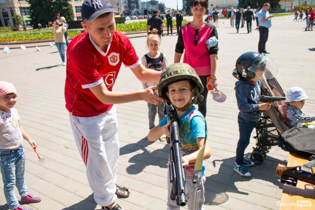 У центрі Луцька діти «стріляли» зі зброї та кермували поліцейськими авто. ФОТО