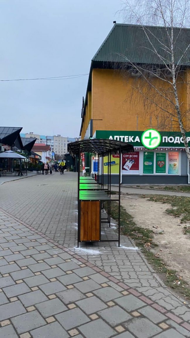 У Луцьку на Соборності встановили ятки для торгівлі городиною. ФОТО