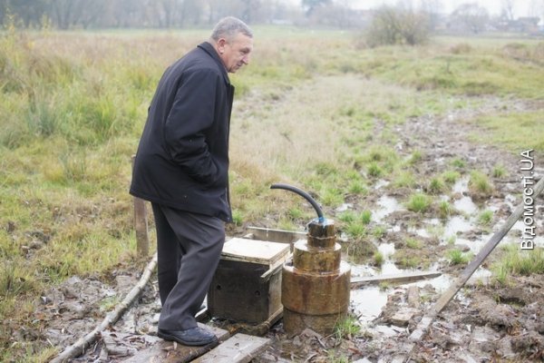 Леонід Лукашук біля цілющого джерела