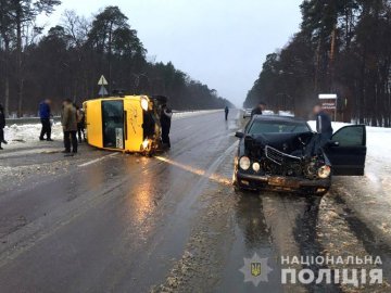 Подробиці аварії, в якій перекинулася маршрутка «Луцьк–Рівне» з пасажирами. ФОТО