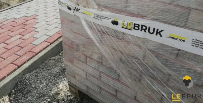 Два великі двори у Луцьку облаштовуватимуть бруківкою LeBruk*