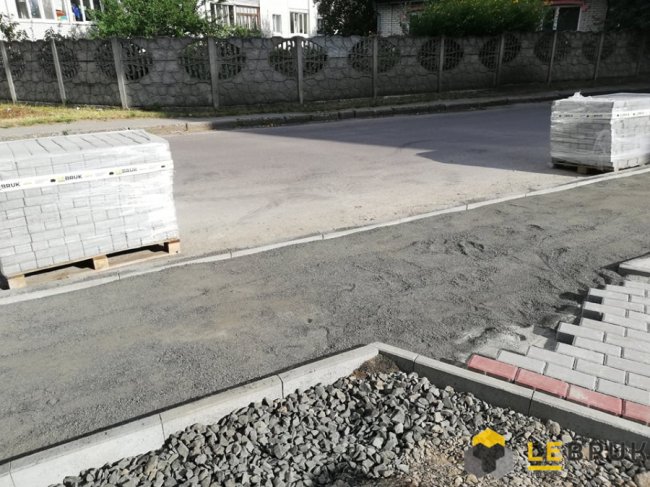 Два великі двори у Луцьку облаштовуватимуть бруківкою LeBruk*