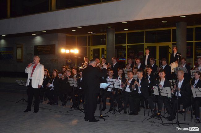 У вечірньому Луцьку – «Перша хвилина миру». ФОТО