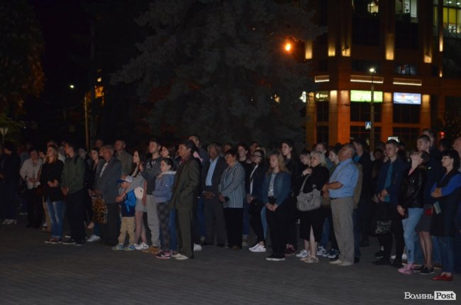 У вечірньому Луцьку – «Перша хвилина миру». ФОТО