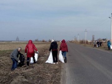 Працівники сільради на Волині підтримали всесвітній екочелендж. ФОТО