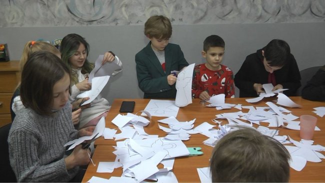 У центрі Луцька розвісили сотню ангеликів. ВІДЕО