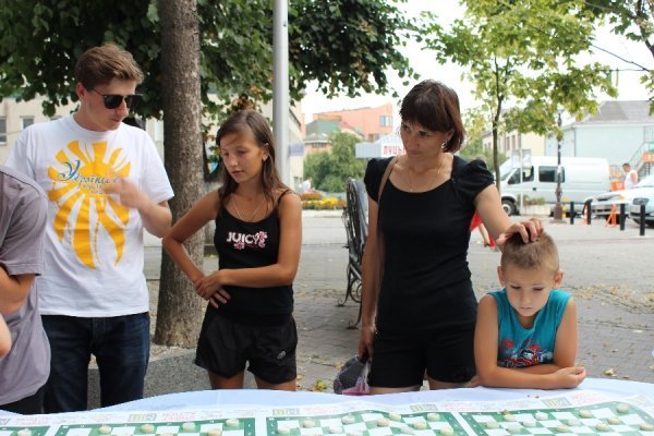 Лучани зіграли в шашки, щоб допомогти українським військовим. ФОТО