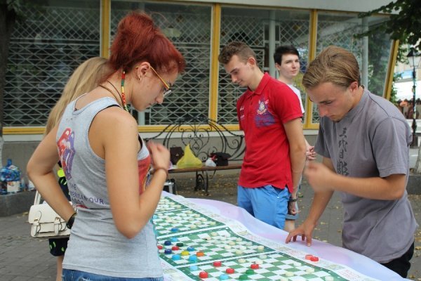 Лучани зіграли в шашки, щоб допомогти українським військовим. ФОТО
