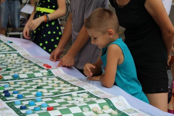 Лучани зіграли в шашки, щоб допомогти українським військовим. ФОТО