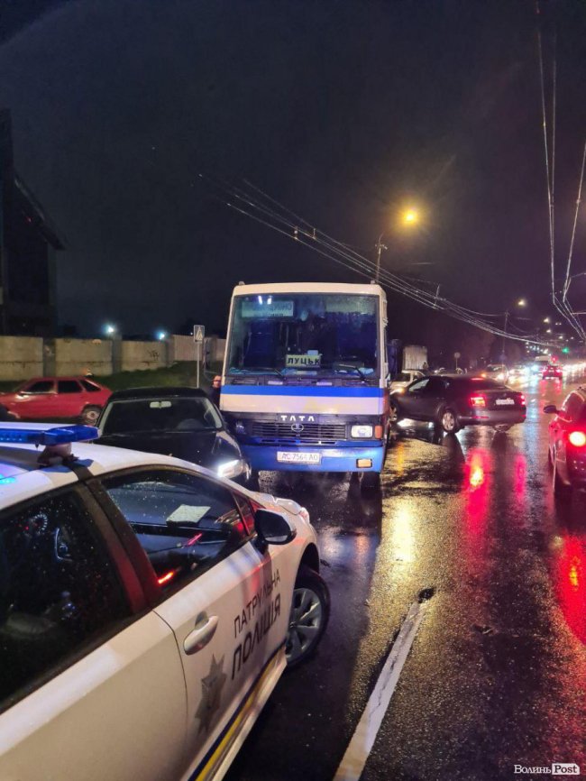 У Луцьку біля автостанції легковик зіткнувся з маршруткою