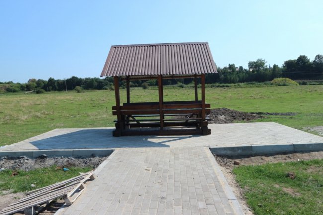 Неподалік Луцька облаштували зону відпочинку біля ставка. ФОТО